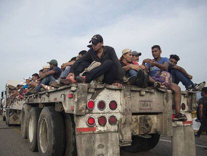 Centroamericanos de la caravana migrante, el sábado en la localidad mexicana de Arriaga (Chiapas). En vídeo, Donald Trump despliega al ejército para impedir el paso a los migrantes.