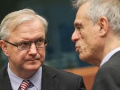 Olli Rehn, comisario europeo de asuntos monetarios, con Michael Sarris, ministro de Finanzas de Chipre, el viernes.