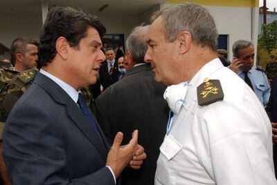 El ex ministro Federico Trillo charla con el general Navarro en la morgue de Trabzon en 2003.