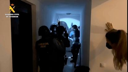 Momento de la operación de la Guardia Civil que ha concluido con 10 detenidos por robar más de un millón de euros reventando cajeros.