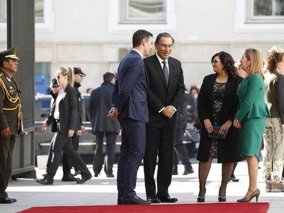 El presidente Pedro Sánchez con Martín Vizcarra, la primera dama peruana, Maribel Díaz, y la presidenta del Congreso, Ana Pastor.