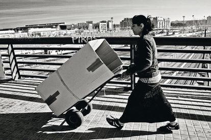 Grina, hija de Iona, transporta chatarra en Barcelona, en 2009 (venderla era su principal medio de subsistencia).