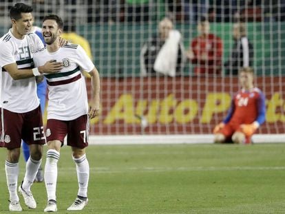 Molina y Layún celebran un gol. 