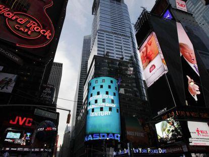 Pantalla publicitaria de Nasdaq en Times Square de Nueva York este jueves, un d&iacute;a antes de la salida a blosa de Facebook.