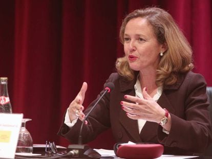 La ministra de Economía y Empresa, Nadia Calviño, durante una intervención en la Facultad de Ciencias Económicas y Empresariales de la Universidad Complutense.