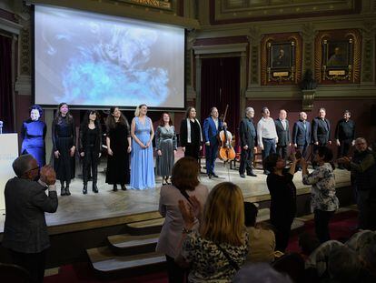 Foto de familia de los participantes en el concierto en homenaje a las víctimas de las residencias durante la pandemia, en el Ateneo de Madrid, este sábado.