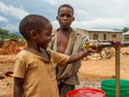 Las enfermedades transmitidas por falta de higiene, como la diarrea, matan a 840.000 personas al año. En Tanzania, comunidades y colegios reciben formación para mejorar sus hábitos de limpieza y su salud