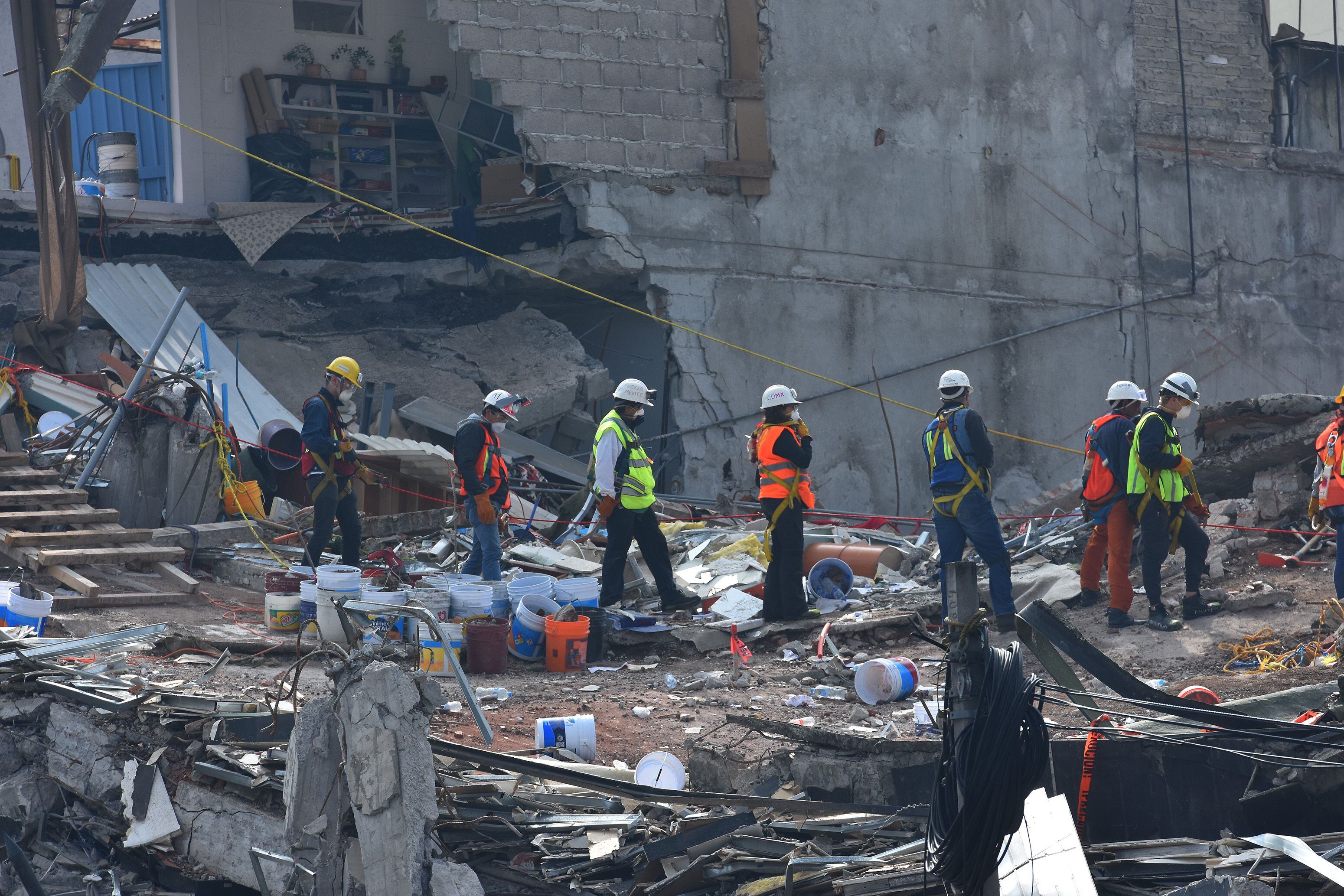 Rescatistas en el edificio de Álvaro Obregón 286, durante la búsqueda de sobrevivientes del sismo de septiembre de 2017. 