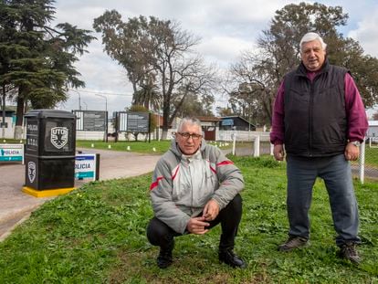 Ricardo Righi y Gustavo Capra, delante de un cuartel militar que en la dictadura funcionó como centro clandestino de detención, en Buenos Aires, el 14 de julio de 2023.