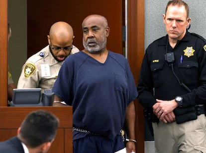 Duane Davis, un ex pandillero acusado del asesinato en 1996 de la estrella del hip-hop Tupac Shakur, es conducido a la sala del tribunal durante su lectura de cargos en el Centro de Justicia Regional en Las Vegas, Nevada, EE. UU., el 4 de octubre de 2023.