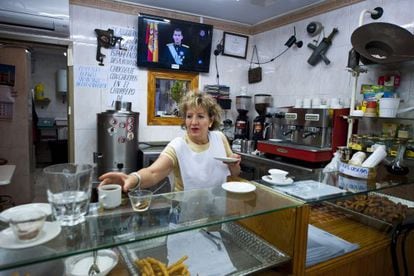 La propietaria de una cafeter&iacute;a en Pamplona sirve un desayuno.