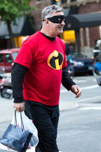 A veces no hace falta ir a una fiesta para disfrutar de Halloween. Que se lo digan al actor Alec Baldwin. Con una camiseta y un antifaz, se vistió como el cabeza de familia de la película 'Los Increíbles' para caminar por las calles de Nueva York. 