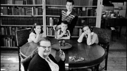 La escritora estadounidense Shirley Jackson con sus cuatro hijos, en su casa en 1956.