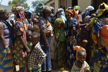 Mujeres y niños de la etnia pulaar esperan ayuda humanitaria en el distrito de Begoua, al noreste de Bangui en la República Centroafricana.