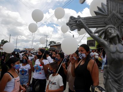 Familiares y amigos sostienen globos blancos en el funeral Yoimar Muñoz, una de las víctimas de una masacre en la provincia del Cauca, en Popayán (Colombia).