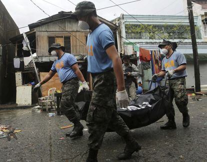 Al menos 1.744 personas han muerto en Filipinas al paso del tifón "Haiyan".