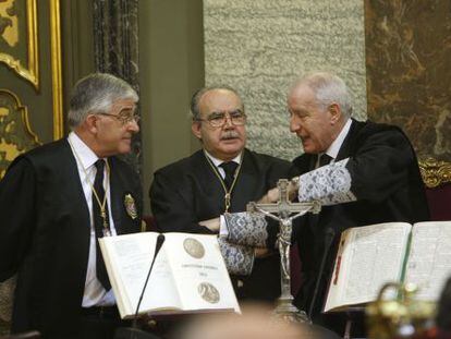 Los magistrados Gonzalo Moliner (izquierda), Juan Saavedra (centro) y Ram&oacute;n Trillo (derecha), en la toma de posesi&oacute;n de cuatro nuevos magistrados del Supremo.