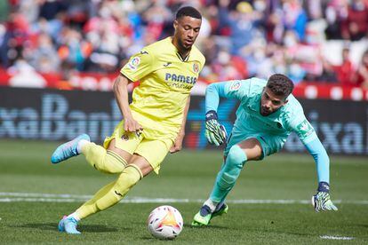 Danjuma esquiva a Maximiano y marca uno de los goles del Villarreal al Granada en el Nuevo Los Cármenes.
