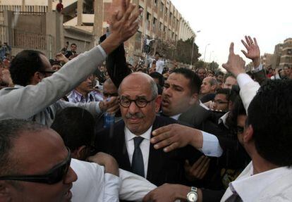 El premio Nobel de la Paz 2005, Mohamed El Baradei, dirigiéndose al centro electoral mientras es apedreado por la multitud y le lanzan zapatos.