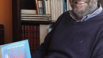 O escritor Bieito Iglesias na súa casa de Compostela. / ANXO IGLESIAS