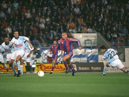 Ronaldo supera a los jugadores del Celta ante de marcar para el Barça, el 12 de octubre de 1995. (EFE)