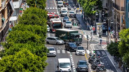 El tráfico en la calle Colón de Valencia, con dos carriles para el transporte público, uno para el vehículo privado y el anillo ciclista.