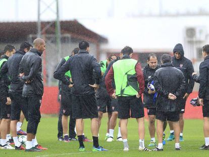 Sampaoli se dirige a sus jugadores en el entrenamiento de ayer, marcado por la lluvia. / Vídeo: Declaraciones del jugador del Sevilla Sergio Escudero.