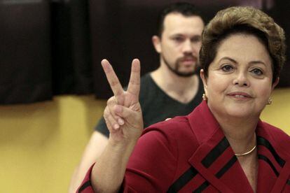 Dilma hace un gesto de confianza después de votar.