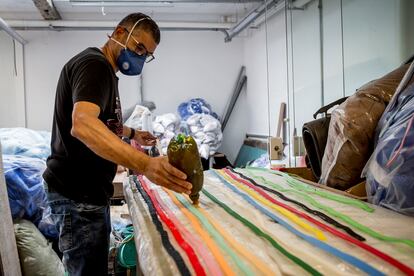 Proceso de fabricación artesanal en su taller en Brasil de lo que después serán los coloridos muebles de la colección Sushi.