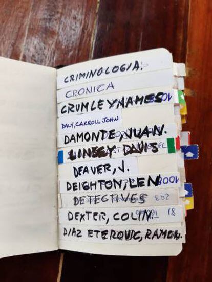 Les etiquetes amb noms de les carpetes que havia fet Paco Camarasa, i que Montse Clavé ha aplegat en una petita llibreta. 