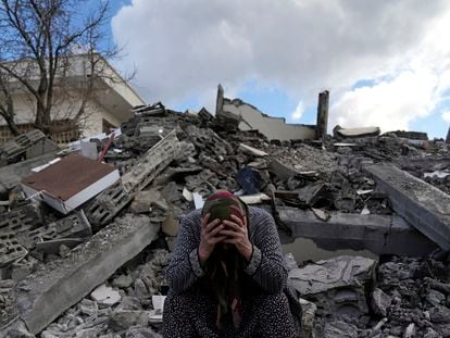 Una mujer, junto a los escombros de un edificio destruido por el terremoto en Nurdagi, en el sur de Turquía, el martes.