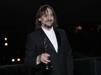Nicolas Becker sostiene su Oscar en la categoría de mejor sonido por su trabajo en 'Sound of Metal', esta madrugada en París.
