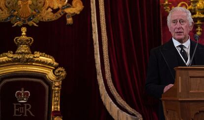Este sábado 10 de septiembre ha marcado un nuevo hito en la historia del Reino Unido, al ser proclamado oficialmente Carlos III, hijo de la fallecida Isabel II, como rey de Inglaterra en el londinense palacio de Saint James. "Es mi deber anunciarles el fallecimiento de mi querida madre, la reina. Sé cómo ustedes y toda la nación simpatizan conmigo por la irreparable pérdida que sufrimos todos. Para mí son un gran consuelo las condolencias que me han expresado a mí y a mis hermanos", ha comenzado Carlos III.