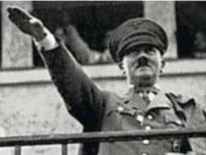 Hitler hace el saludo nazi.
