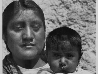 Retrato de la escritora Luz Jiménez y su hija (1926), por Tina Modotti, una de las fotografías de la exposición en el Museo Cerralbo.