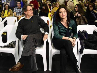 Artur Mas amb Marcela Topor, dona de Puigdemont, en un dels pocs actes als quals ha assistit l'expresident.