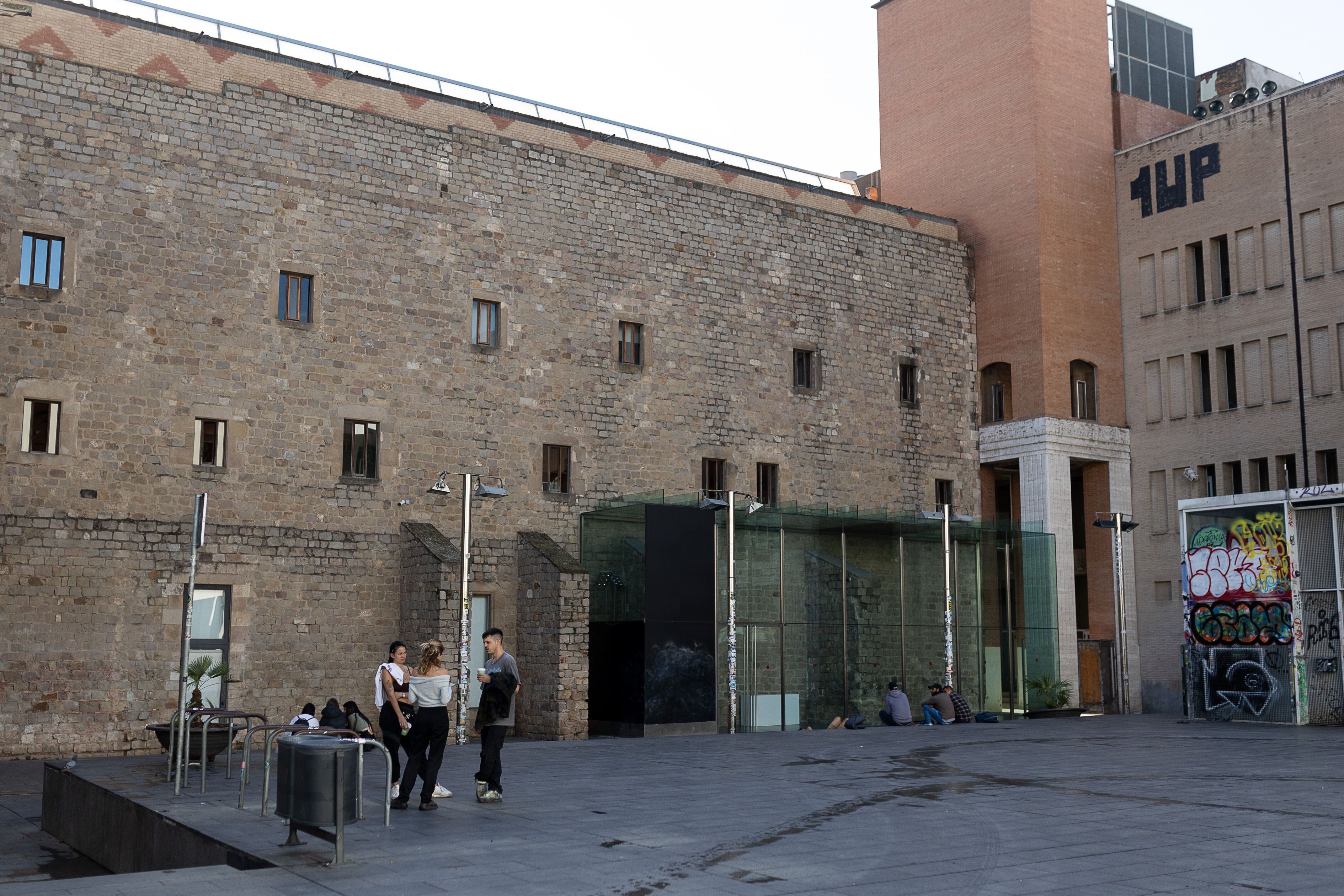 El área de la actual plaza dels Àngels donde en está prevista la construcción de un nuevo edificios para ampliar el Macba, en Barcelona. Los dos edificios, el del fondo y a la derecha, también son dependencias del museo. 