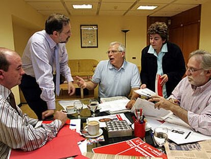 Borrell con su equipo electoral para las europeas.
