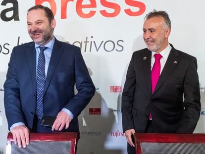 El entonces secretario de Organización del PSOE y ministro en funciones, José Luis Ábalos (izquierda) y el entonces presidente de Canarias, Ángel Víctor Torres (derecha) participan en un desayuno informativo en Madrid en diciembre de 2019.