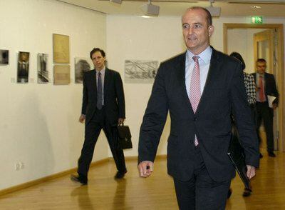 El ministro de Industria, Miguel Sebastián, ayer en la Embajada de España en Berlín.