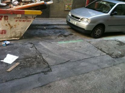 María Luisa de Ybarra considera que esta imagen de pavimento en mal estado representa "lo habitual en el distrito Centro".