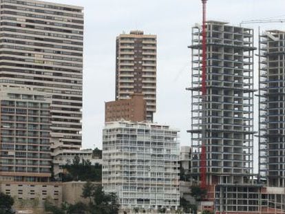 Las torres de Punta Llisera durante su construcción.