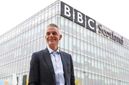 El nuevo director general de la BBC, Tim Davie, este martes ante la sede de Glasgow