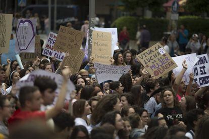 Concentración de estudiantes en Sevilla para protestar contra la sentencia de la Audiencia de Navarra a los cinco miembros de La Manada, que fueron condenados a nueve años de cárcel por un delito continuado de abuso sexual.