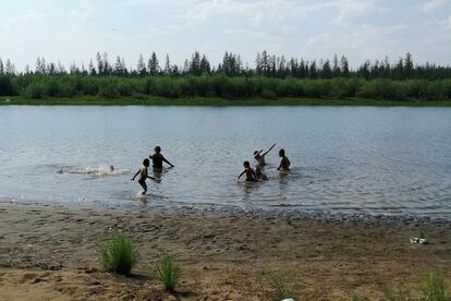 Los niños juegan en el lago Krugloe, cerca de la ciudad ártica de Verkhoyansk, Rusia, el 21 de junio de 2020.