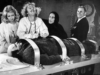 Teri Garr, Gene Wilder y Marty Feldman en el rodaje de 'El jovencito Frankenstein' junto a Brooks.