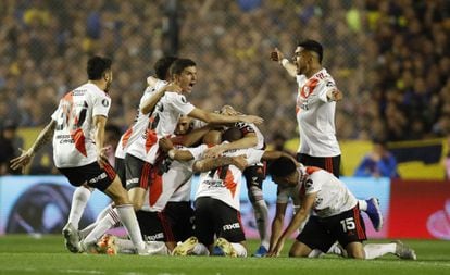 Los jugadores de River Plate celebran el pase a la final de la Copa Libertadores, tras vencer por diferencia de goles a Boca Juniors.