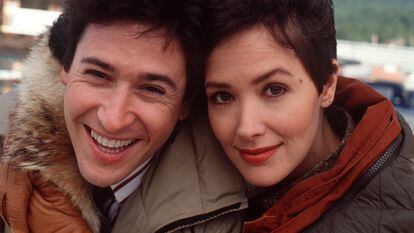 Rob Morrow, que interpretaba al doctor Joel Fleischman, y Janine Turner, que daba vida a Maggie O'Connell, en una imagen promocional de 'Doctor en Alaska'.