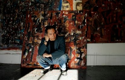 El artista chicano Gronk en su estudio en Los Ángeles, en 2007.