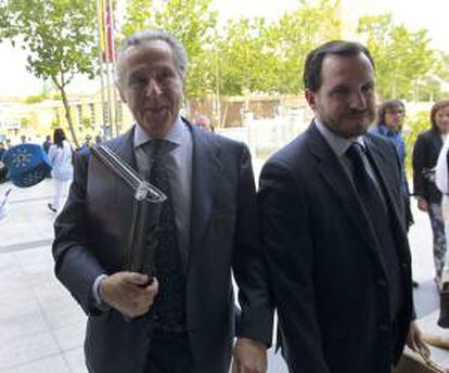 El expresidente de Caja Madrid Miguel Blesa (izquierda) a su llegada a los juzgados de Plaza de Castilla